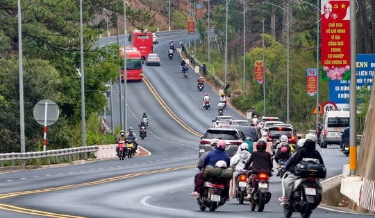 Du khách thong thả rời Đà Lạt sau kỳ nghỉ Tết Nguyên đán