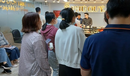 Người dân TPHCM đổ xô mua vàng, bạc, gửi tiết kiệm ngay ngày làm việc đầu năm