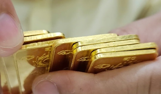 Sáng 23-2, giá vàng tăng 1,6 triệu đồng/lượng, giá bạc cũng tăng vọt