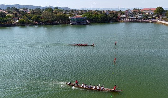 Tranh tài sôi nổi tại giải đua thuyền nam truyền thống tại Đắk Lắk