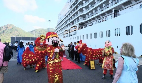 Tàu biển quốc tế khổng lồ đưa 800 khách cập cảng Cam Ranh