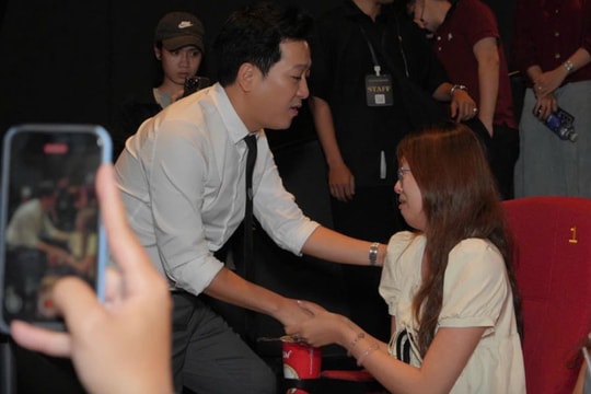 Trường Giang gây xúc động khi hứa bảo trợ viện phí cho gia đình khán giả tại rạp