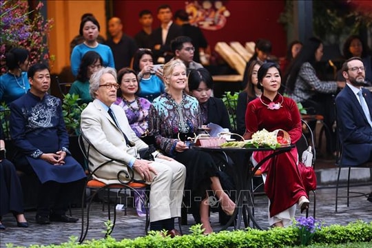 Phu nhân Tổng Bí thư và Công tước xứ Richmond cùng Phu nhân tham quan Bảo tàng Mỹ thuật Việt Nam