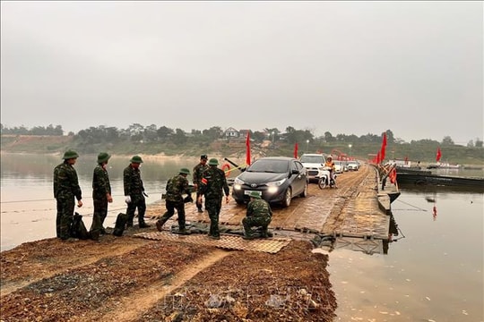 Tạm dừng khai thác cầu phao qua sông Lô để bảo đảm an toàn giao thông