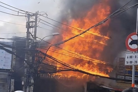 TP Hồ Chí Minh: Cháy lớn cửa hàng nội thất, hơn 2.800 khách hàng mất điện