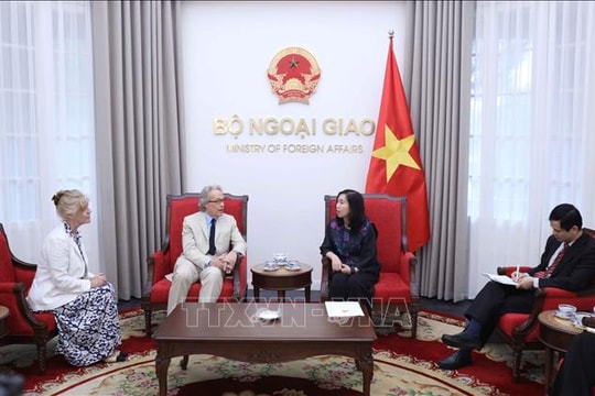 Thứ trưởng Bộ Ngoại giao Lê Thị Thu Hằng tiếp Công tước xứ Richmond và Phu nhân