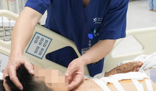 Thấy vật lạ nhấp nháy bên đường, bé trai 9 tuổi cầm lên và cái kết ám ảnh