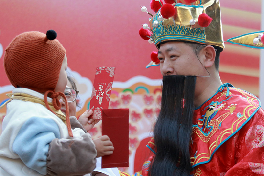 Người trẻ Trung Quốc 'kiệt quệ' vì tiền lì xì