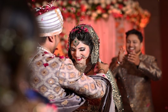 Phụ huynh Ấn Độ thuê người 'giăng bẫy' con rể