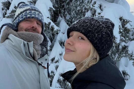 Con gái David Beckham trổ tài trượt tuyết