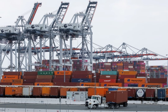 Mỹ bắt đầu thu thuế nhập khẩu bổ sung 10%