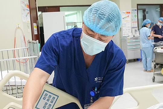 Bé trai thủng dạ dày, hỏng mắt do nghịch kíp nổ tự chế