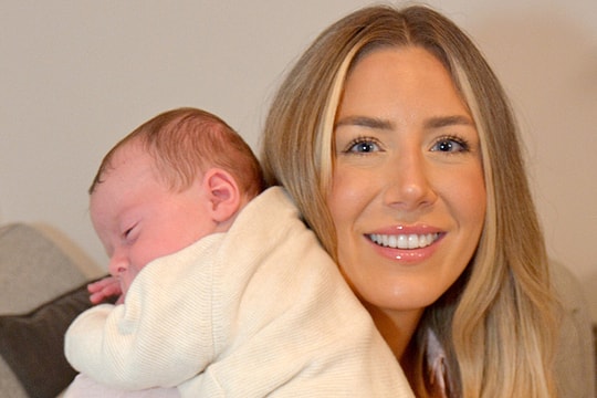 Em bé đầu tiên ở Anh chào đời từ tử cung người đã khuất