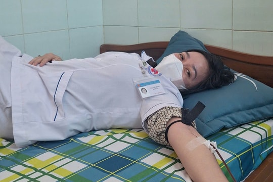 2 điều dưỡng hiến máu khẩn cấp cứu sản phụ vỡ thai ngoài tử cung