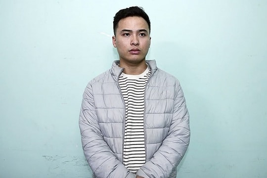 Kéo kính ôtô làm kẹp tay cảnh sát giao thông kiểm tra nồng độ cồn