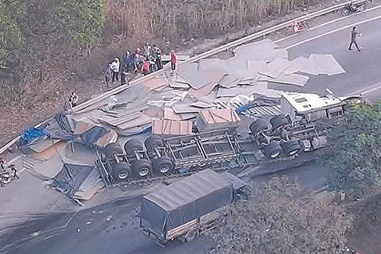 Ôtô đầu kéo lật, cầu huyết mạch TP HCM qua Đồng Nai ùn tắc