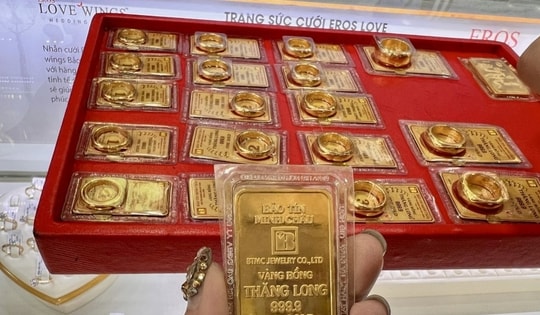 Giá vàng chiều nay 24/2: Người dân đội mưa xếp hàng mua vàng