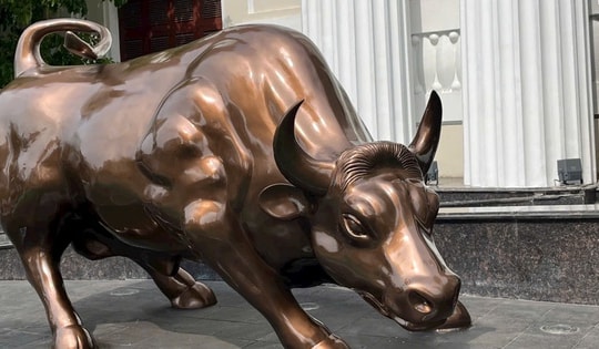 Tỉ phú Nguyễn Thị Phương Thảo xuất hiện tại lễ đánh cồng khai xuân chứng khoán