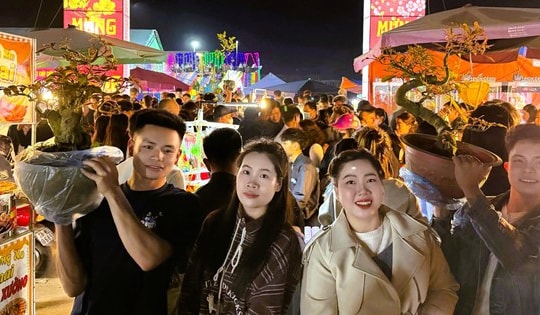 "Biển" người ùn ùn đổ về Ninh Bình đi chợ "mua may, bán rủi" lúc nửa đêm