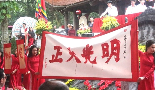 Khai bút đầu Xuân Bính Ngọ tại Đền thờ Vạn thế sư biểu Chu Văn An