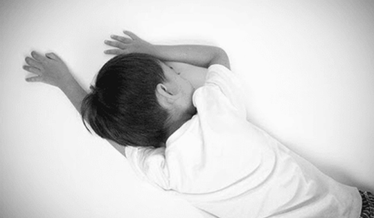 Bé trai 4 tuổi tử vong sau khi uống thứ nước "vạn người mê", camera giám sát ghi lại cảnh tượng đau lòng