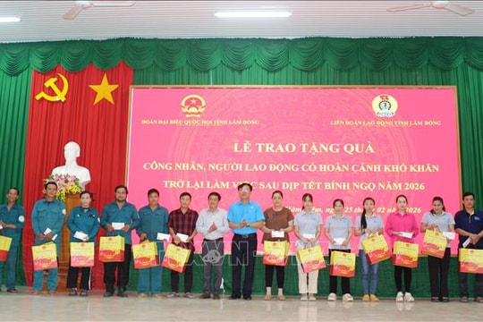 Tặng quà công nhân, người lao động trở lại làm việc sau Tết
