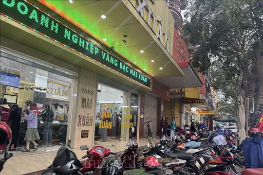 Thị trường vàng sôi động trước ngày vía Thần Tài, nhiều khách hàng lựa chọn bán ra
