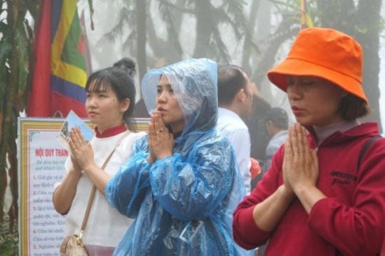 Khung cảnh khác thường ở huyệt đạo thiêng ngày "mở cổng trời"