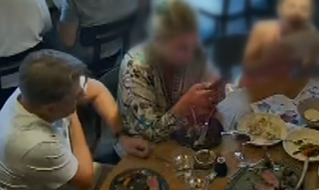 Khách nhổ lông dưới cánh tay bỏ vào đĩa thức ăn để quỵt tiền