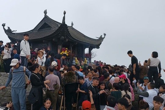 Ám ảnh 'biển người' chen chân đi lễ đầu năm