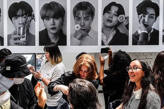 Hơn 100.000 fan tranh vé concert miễn phí của BTS