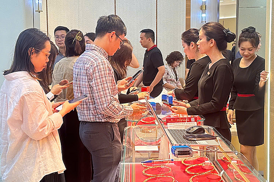 Giá vàng miếng vượt 185 triệu đồng