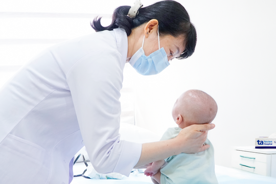 Bé sinh non nặng 600 g mang ba đột biến gene