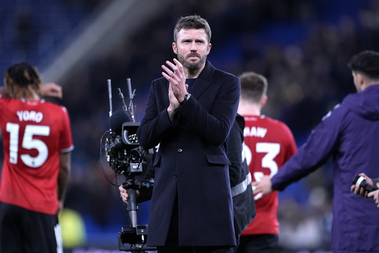 Gary Neville cảnh báo bổ nhiệm Carrick là canh bạc