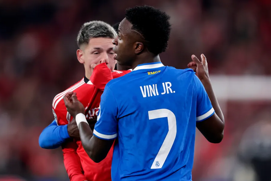 Tiền vệ Benfica tố bị Vinicius gọi là 'người lùn'