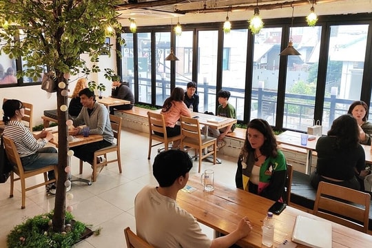 Nghe lén cuộc nói chuyện trong quán cà phê, khách phát hiện bẫy lừa đảo