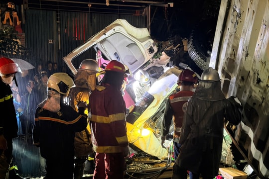 Hiện trường tàu SE3 tông nát xe tải