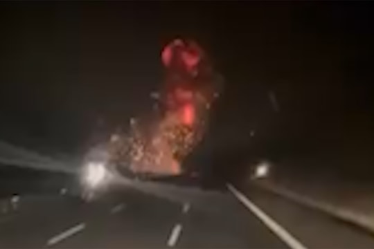 F-16 Thổ Nhĩ Kỳ lao xuống cao tốc, phát nổ