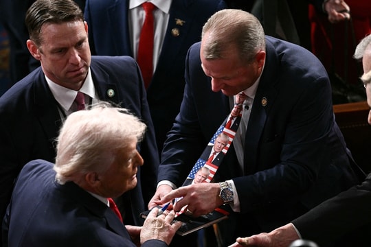 Tuyên ngôn thời trang tại sự kiện Thông điệp Liên bang của ông Trump