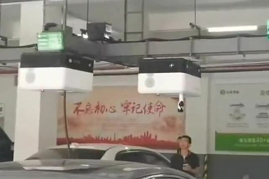 Ổ sạc di động biết chạy tới chỗ ôtô điện