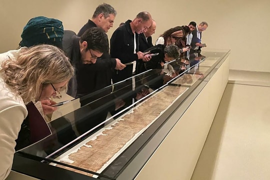 Israel trưng bày Kinh thánh 2.100 năm