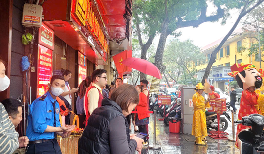 Không xếp hàng ngày vía Thần Tài, nhiều người chọn mua vàng theo cách này