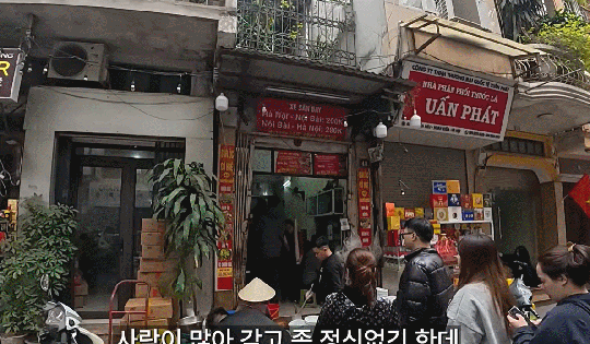 Khách Hàn đến Hà Nội 3 ngày tăng 5 kg, nói gì về 5 quán ăn phải xếp hàng dài?