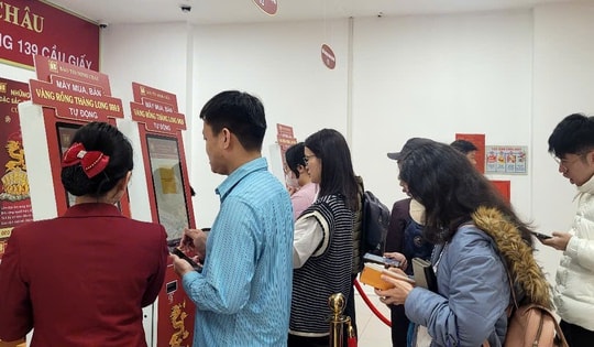 Lần đầu xuất hiện máy mua vàng tự động, chỉ vài thao tác là có vàng mang về