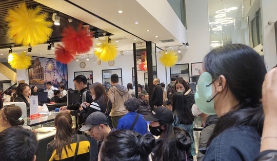 Người dân xếp hàng từ sáng đến trưa chờ mua "bạc ngựa"