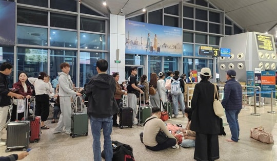 Khách bay đêm qua sân bay Tân Sơn Nhất chật kín, giá cước xe công nghệ tăng vọt
