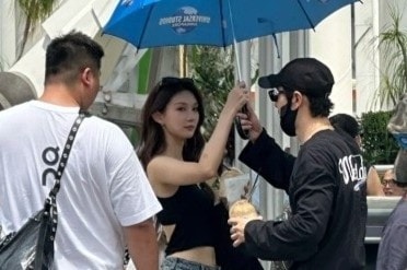 Huỳnh Hiểu Minh đi du lịch cùng gái lạ