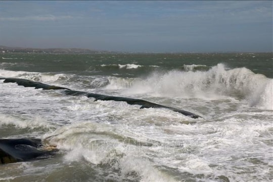 Cảnh báo lốc xoáy, gió giật mạnh trên biển và cục bộ mưa lớn trên đất liền