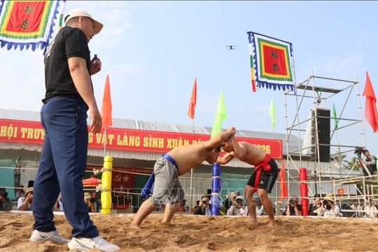 Xuân về trẩy hội vật làng Sình ở Cố đô Huế