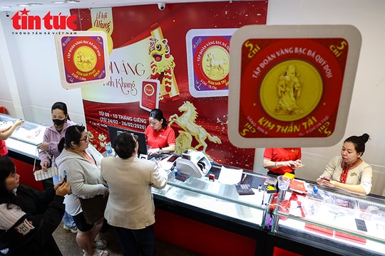 Xuyên đêm đội mưa rét chờ mua vàng ngày Vía Thần Tài